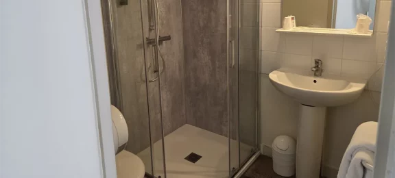Salle de bain, dans la chambre double - Hôtel de France - Rochechouart