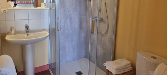 Salle de bain, dans la chambre familiale - Hôtel de France - Rochechouart