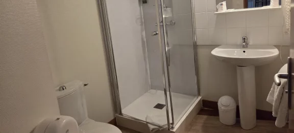 Salle de bain privative - Hôtel de France - Rochechouart