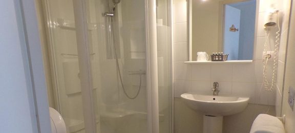 Salle de bain, dans la chambre - Hôtel de France - Rochechouart