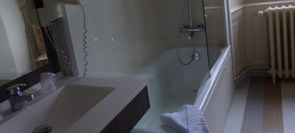 Salle de bain privative - Hôtel de France - Rochechouart