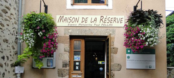 Espace Météorite Paul Pellas, à visiter à Rochechouart - Hôtel de France